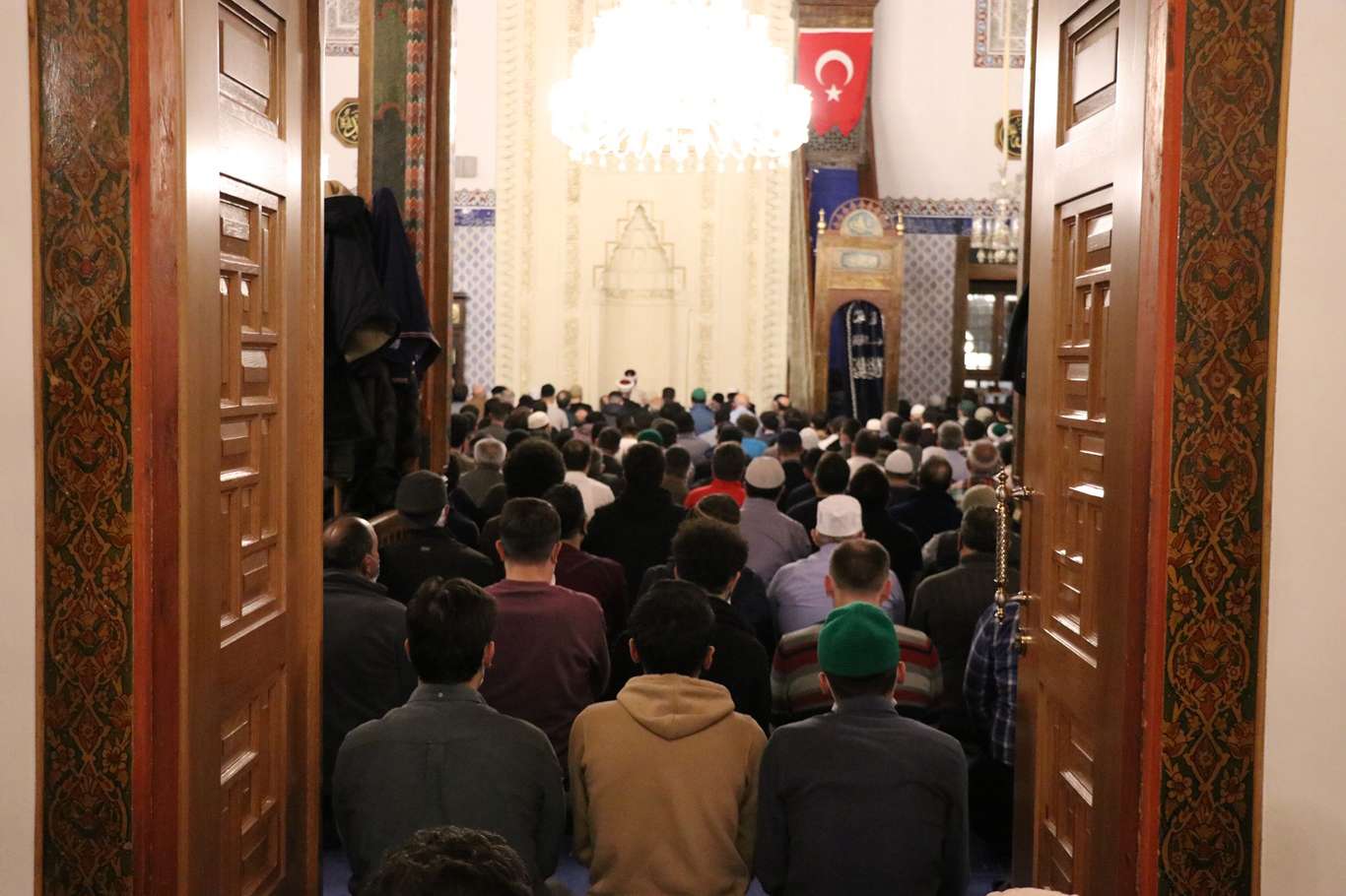 İki yıl aradan sonra Ankaralılar camilerde ilk teravih için saf tuttu İki yıl aradan sonra Ankaralılar camilerde ilk teravih için saf tuttu